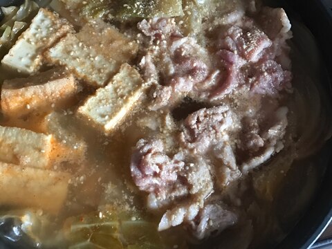 豚肉とキャベツ、玉ねぎのキムチ鍋